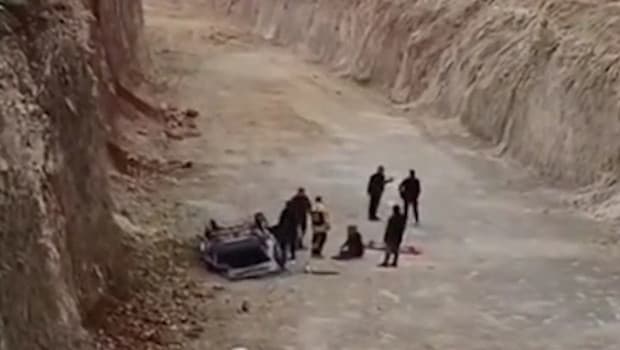 Şanlıurfa'da otomobil, 8 metreden uçtu: 1 kişi hayatını kaybetti