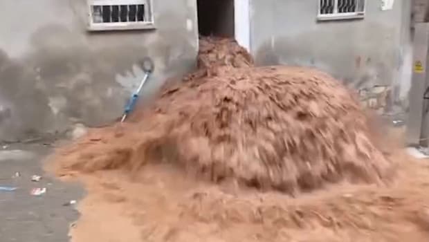 Birkaç dakika içinde ev tamamen suyla doldu! 'Çocuklarımızı zor kurtardık'