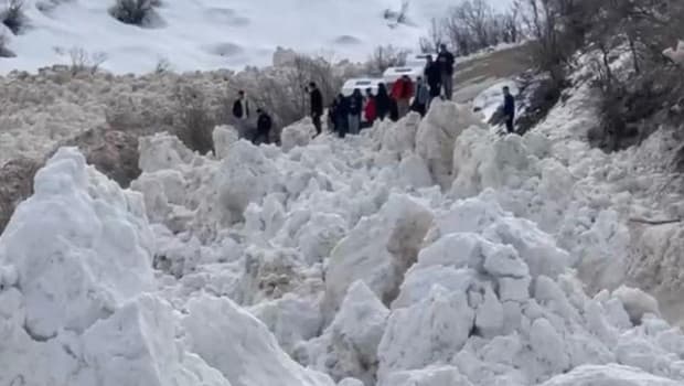Köy yoluna çığ düştü, facianın eşiğinden dönüldü... Öğrenci servisi son anda kurtuldu