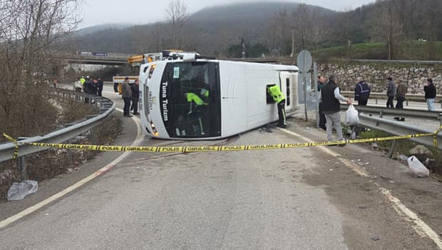 Yalova’da işçileri taşıyan servis devrildi: 1 ölü, 20 yaralı