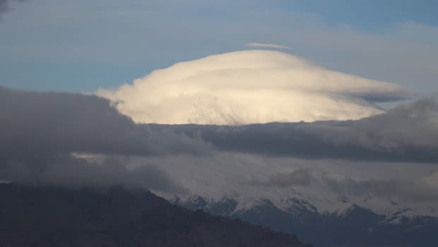 Mercek bulutu, Ağrı Dağı'nın zirvesinde güzel görüntüler oluşturdu