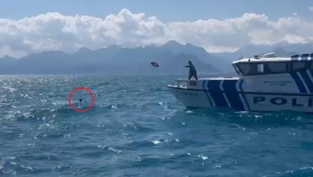 Denizde 3 saat kurtarılmayı bekledi