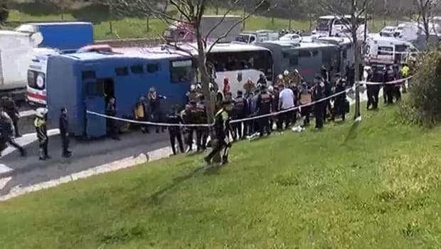 Mahmutbey'de 4 cezaevi sevk aracı kaza yaptı: 6'sı jandarma 17 kişi yaralandı