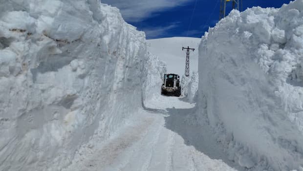 Kar kalınlığı 6 metreyi geçti! Zorlu mücadele böyle görüntülendi