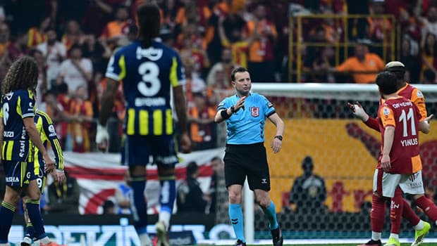 Derbide penaltı tartışması: Fenerbahçe yararlanamadı, Galatasaray isyan etti! 'Düşürülmesinin ardından karar devam'