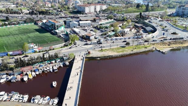 Küçükçekmece'deki Menekşe Deresi'nin rengi değişti! 'Yaz ayında burada aşırı derecede pis koku oluyor'