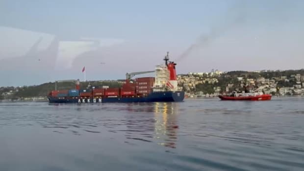 İstanbul Boğazı'nda karaya oturan konteyner gemisi kurtarıldı