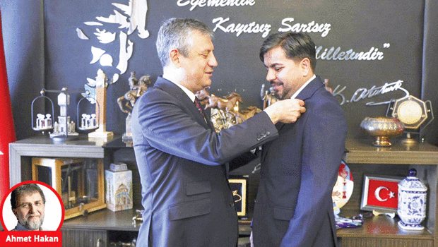 ‘Ermeni p...çi’ diyen adama rozet takmak