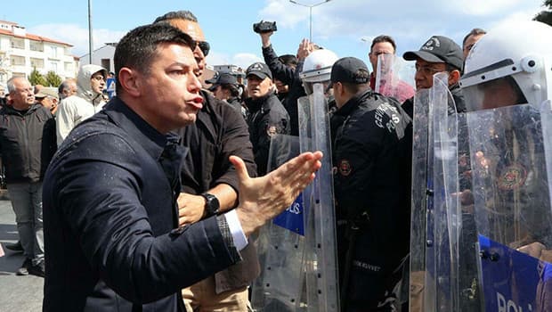 Polise saldırmakla yargılanan belediye başkanına 5 ay hapis