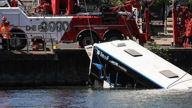 Fransa'da korku dolu anlar! Yolcularıyla nehre uçtu