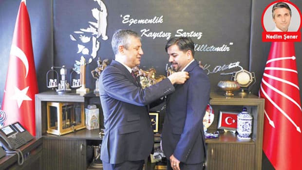Kendi belediye başkanına küfreden Özgür Özel, küfürbaza rozet takmış çok mu