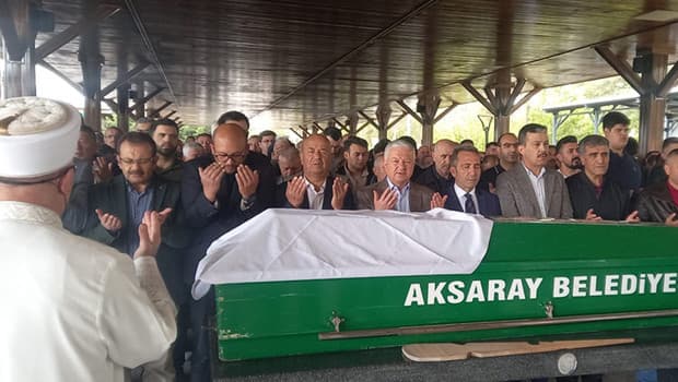 Yemek yaparken kıyafeti tutuşan kadın hayatını kaybetti
