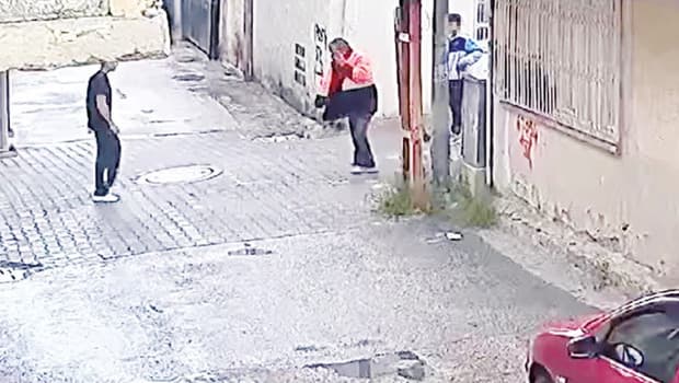 Tartıştığı çocuklar tarafından darp edildi