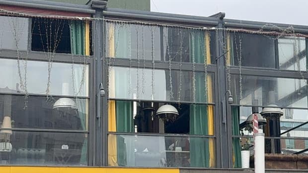 Esenyurt'ta bir kafeye silahlı saldırı! 17 yaşındaki saldırganın üzerinden el bombası çıktı