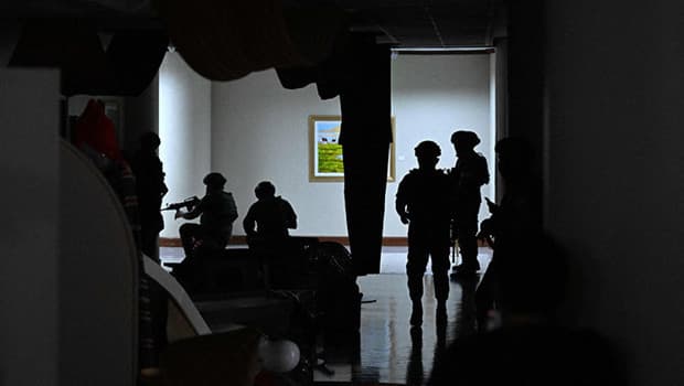 Manila'da Senato binasında silah sesleri duyuldu