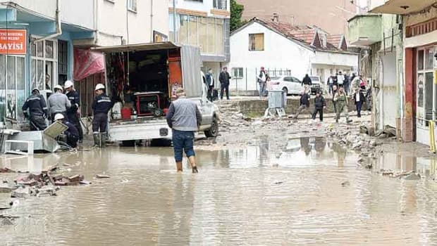 Havza'da sel sonrası hasar tespit çalışmaları sürüyor