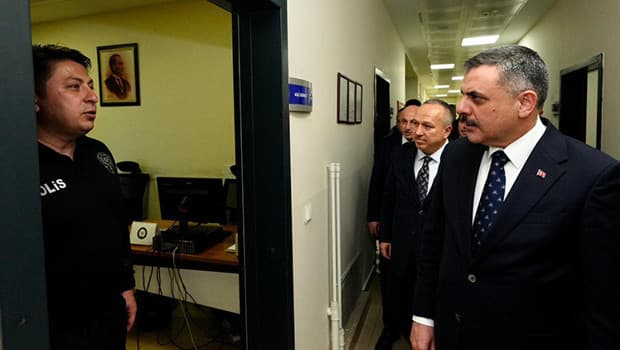 İçişleri Bakanı Çiftçi, polis merkezi amirliğini ziyaret etti