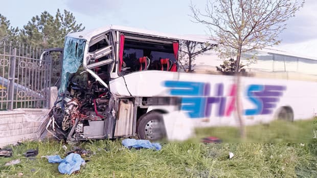 Konya'da yolcu otobüsü TIR'a çarptı: 1 ölü, 8 yaralı
