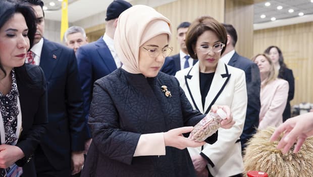 Emine Erdoğan, Kazakistan'da Sıfır Atık Laboratuvarı açtı