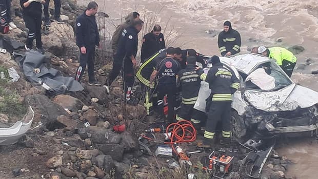 Erzincan'da dereye düşen otomobilde 2 kişi öldü, 1 kişi yaralandı