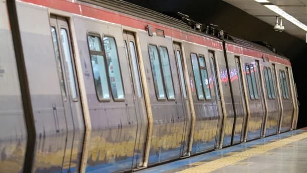 İstanbul'da iki metro hattında teknik arıza nedeniyle seferler gecikiyor