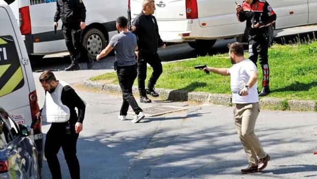 Kahraman polis, teröristleri etkisiz hale getirirken 4 silah kullandı