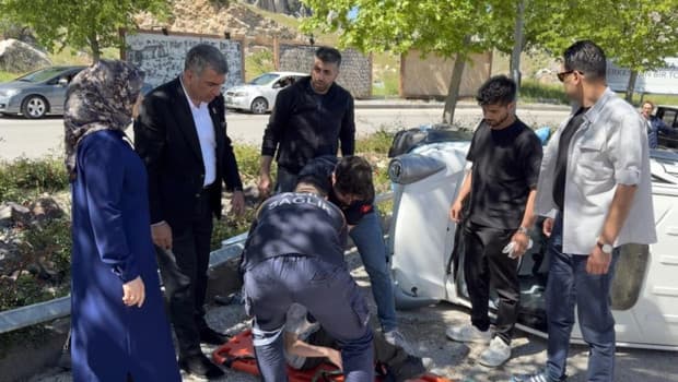 Elazığ'da elektrikli araç devrildi, yaralıya milletvekili müdahale etti