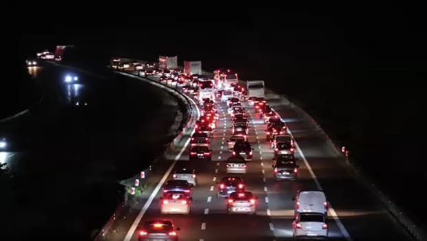 Düzce'de trafik yoğunluğu arttı, dönüş yolculuğu zorlaşıyor