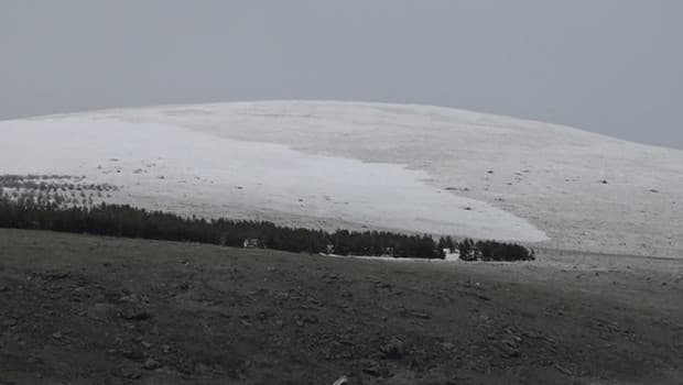 Haziran'da kar yağışı: Ardahan'da Kısır Dağı beyaza büründü
