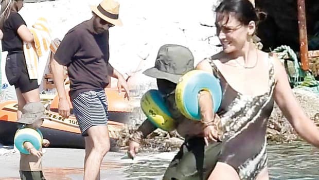Kaan Urgancıoğlu ve eşi Burcu Denizer, oğulları Ardıç ile plajda vakit geçirdi