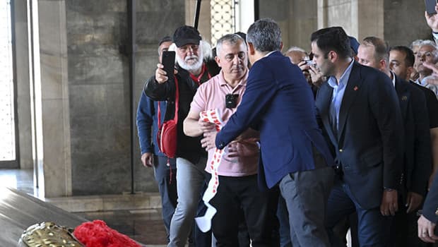Özgür Özel'in Anıtkabir ziyaretinde çelenk krizi yaşandı