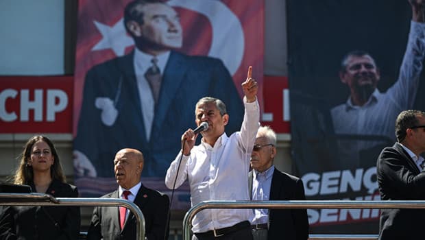 Özgür Özel olağanüstü kurultay için imza toplamaya başladı