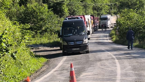 Trabzon-Bayburt kara yolu heyelan nedeniyle kapandı