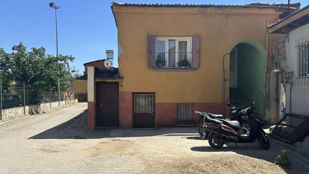 İzmir'de evin kapısında yeni doğmuş bebek bulundu