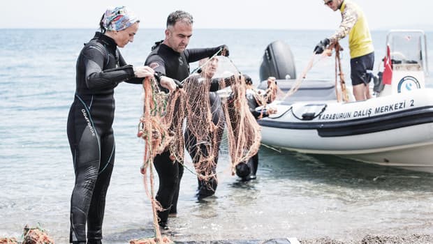 Karaburun'da 100 metrelik hayalet ağ temizlendi
