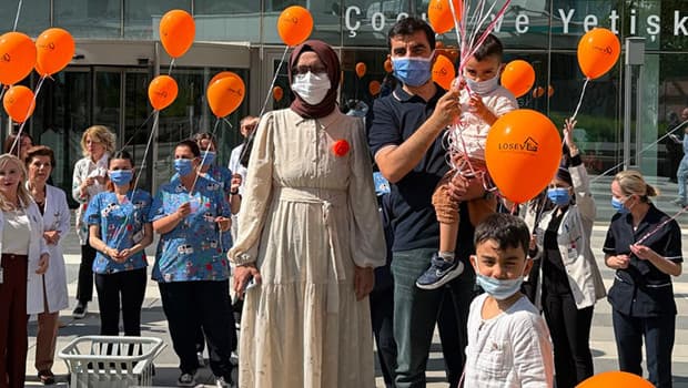 Ayşe hemşire, ağabeyinden kemik iliği nakli ile sağlığına kavuştu