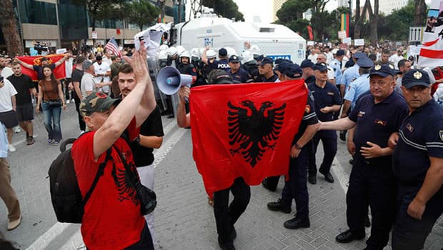 Arnavutluk'ta Trump bağlantılı turizm projesi protesto edildi