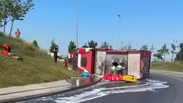 İstanbul Bağcılar'da itfaiye aracı devrildi