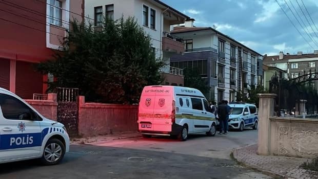 Uzaklaştırma kararı olan koca, eşini çocuklarının önünde bıçakladı