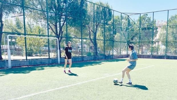 Eski futbolcular, öğrencileriyle yeşil sahada buluşuyor
