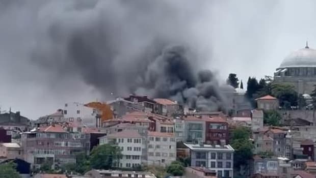 Fatih'te motosiklet tamirhanesinde yangın çıktı, bitişikteki bina ve araçlar zarar gördü