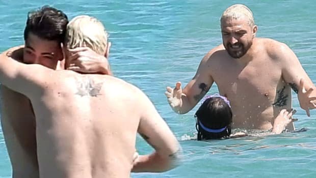 Caner Erkin ailesiyle birlikte Çeşme'de tatil yapıyor