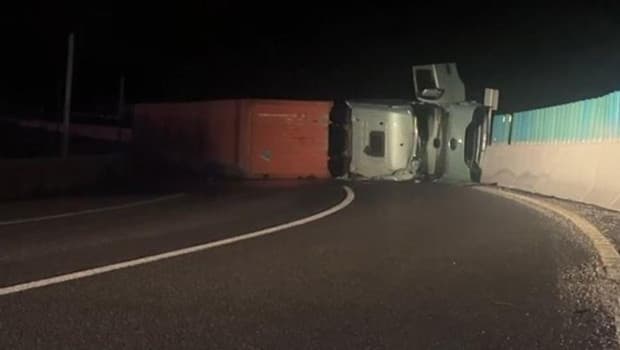 Bolu Dağı'nda askeri mühimmat yüklü TIR devrildi, İstanbul yolu kapandı