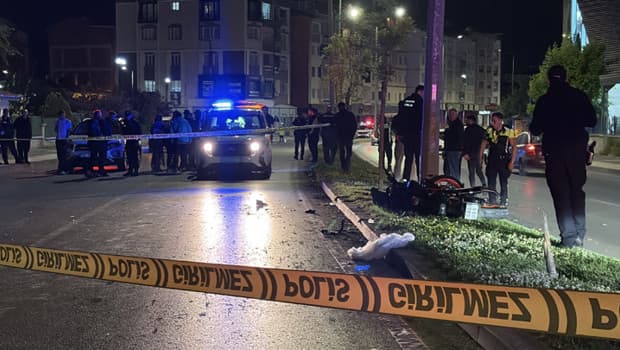 Motosiklet aydınlatma direğine çarptı, 2 kişi ağır yaralandı