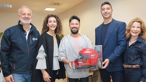 Tarkan'a özel etkinlikte kask sürprizi