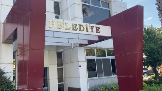İzmir'de Balçova ve Seferihisar belediyelerine operasyon yapıldı