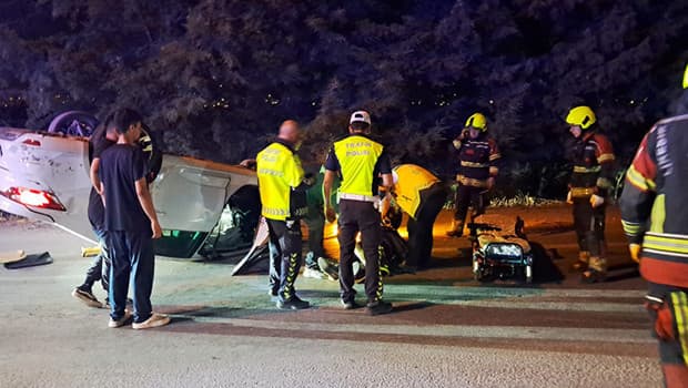 Balıkesir'de hız yapan araç takla attı, 2 kişi yaralandı