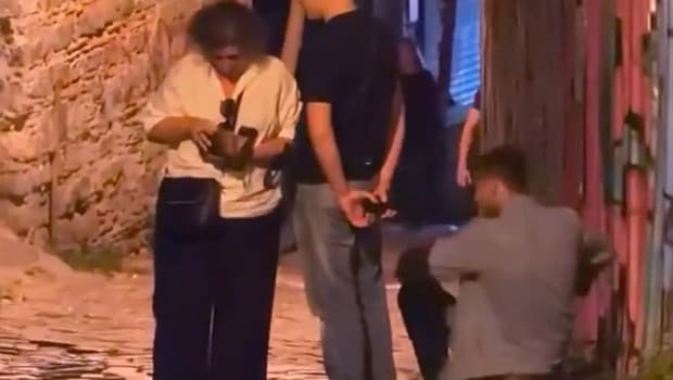 Galata'da Rus turiste ayakkabı boyama dolandırıcılığı engellendi