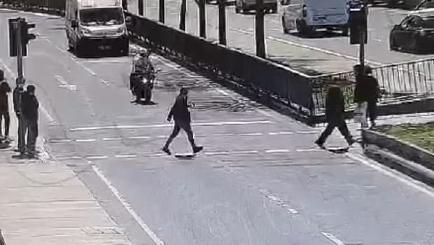 Şişli'de motosikletin çarptığı yayadan biri ağır 3 yaralı