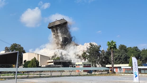Çukobirlik'in hasar gören 16 katlı binası dinamitle yıkıldı